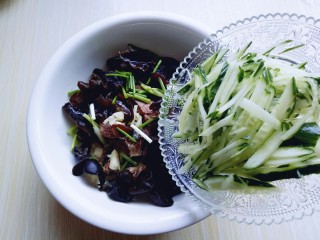 20、#辣味#凉拌酱牛肉牛筋,将切好的黄瓜放入牛肉器具中。