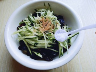 22、#辣味#凉拌酱牛肉牛筋,加入十三香,盐。