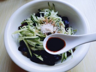 25、#辣味#凉拌酱牛肉牛筋,再加入生抽。