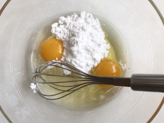 2、黑芝麻薄脆饼,鸡蛋＋糖粉＋玉米油用蛋抽搅拌均匀，玉米油可以用融化的黄油代替