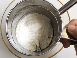 3、黑芝麻薄脆饼,筛入低筋面粉搅拌均匀