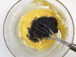 4、黑芝麻薄脆饼,加入黑芝麻继续搅拌均匀
