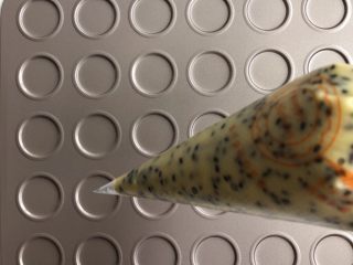 5、黑芝麻薄脆饼,装入裱花袋，剪开一个口，切记这个口要剪小一点，这样挤入模具才好把握量