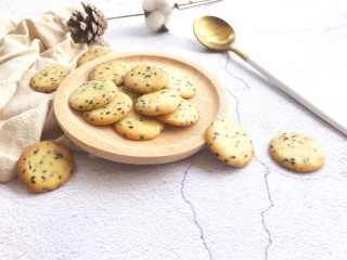 9、黑芝麻薄脆饼,出炉凉了放入密封罐保存，尽量早点吃完