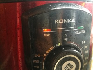 8、莲藕胡萝卜玉米排骨汤 美味营养又健康,高压锅按靓汤键。