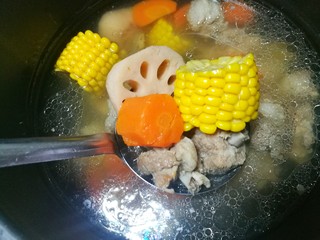 9、莲藕胡萝卜玉米排骨汤 美味营养又健康,煮好了。
