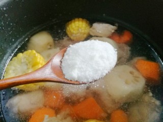 10、莲藕胡萝卜玉米排骨汤 美味营养又健康,加盐。