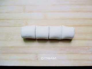 6、死面卷子,再用刀切成3-4厘米长的段。