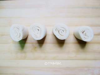 7、死面卷子,下刀快层的效果才明显，蒸锅内加水烧开，把生坯放在刷过油的笼屉上。加盖大火蒸8-10分钟即可。