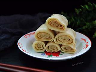 8、死面卷子,熟了拿出来，用屉布盖上稍微晾一小会，趁着热乎劲用手搓几下，卷子的层次就出来了。