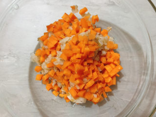 6、莲藕饼,加入切好的胡萝卜丁。