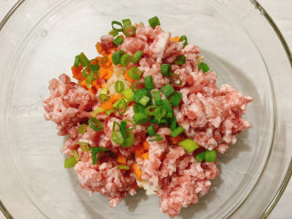 8、莲藕饼,加入葱花。