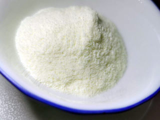 4、奶枣,奶粉20克，放入绵花糖的部分