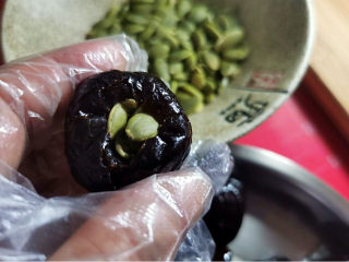 9、奶枣,取一颗蜜枣，塞入南瓜子