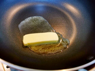 13、奶枣,锅中加入黄油