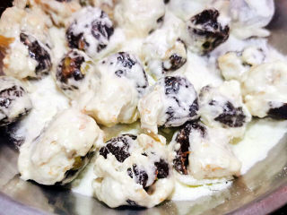 18、奶枣,待温度下降到40度左右，戴上手套，把一颗一颗蜜枣拔出来，放入奶粉里