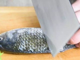 2、这碗汤健脾、清热、益气养血，产妇最应该多吃！,鱼身表面划上两刀