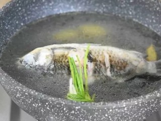 6、这碗汤健脾、清热、益气养血，产妇最应该多吃！,锅中加入开水没过鱼身，放入葱结，大火煮15分钟