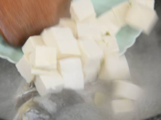 7、这碗汤健脾、清热、益气养血，产妇最应该多吃！,大火烧开后，加入豆腐，转中火炖煮10分钟