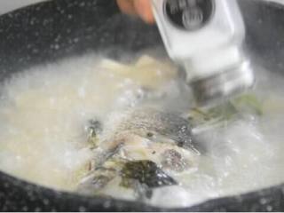 8、这碗汤健脾、清热、益气养血，产妇最应该多吃！,加入盐、胡椒粉调味