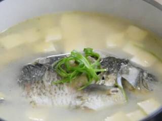 9、这碗汤健脾、清热、益气养血，产妇最应该多吃！,盛出后放入葱丝，即可食用