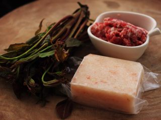 1、磷虾香椿翠玉饺子????【宝宝辅食】,备齐所有食材；香椿、南极磷虾提前解冻、备好猪肉馅