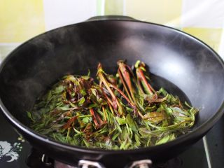 3、磷虾香椿翠玉饺子????【宝宝辅食】,锅内倒入适量清水煮沸后、加一勺盐、把冲洗干净的香椿进行焯水