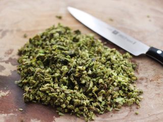 5、磷虾香椿翠玉饺子????【宝宝辅食】,再把香椿用刀切成碎末备用