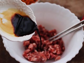 6、磷虾香椿翠玉饺子????【宝宝辅食】,猪肉馅里加入生抽、老抽和料酒