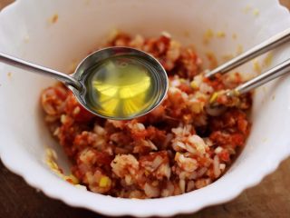 8、磷虾香椿翠玉饺子????【宝宝辅食】,把肉馅顺时针搅拌上劲后、倒入花生油搅拌均匀