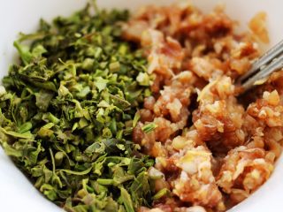 10、磷虾香椿翠玉饺子????【宝宝辅食】,再加入切碎的香椿末