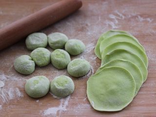 15、磷虾香椿翠玉饺子????【宝宝辅食】,摁扁擀成圆形薄面皮