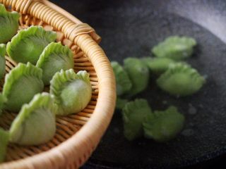 19、磷虾香椿翠玉饺子????【宝宝辅食】,锅中倒入适量清水煮沸后、一个个放到锅中