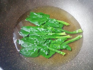 1、菠菜鸡蛋糕,锅内放水烧开，下入清洗干净的菠菜焯水至变色。
