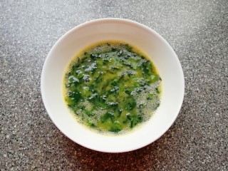 4、菠菜鸡蛋糕,搅拌均匀。