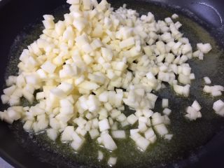 9、紫薯苹果球&山药????球,加入苹果粒