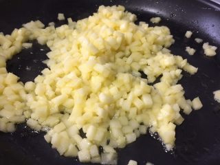 10、紫薯苹果球&山药????球,翻炒均匀，炒制苹果发软就可以了，这中粉质苹果很快就炒好了