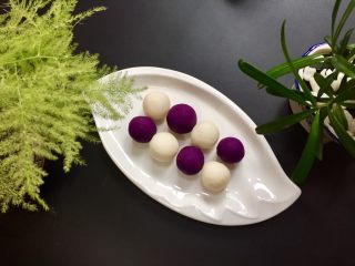 21、紫薯苹果球&山药????球,我们的紫薯????球和山药????球就做好啦，小小的一口一个.....