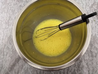 4、无油肉松蛋糕卷,用蛋抽，搅打成，细腻的蛋黄糊