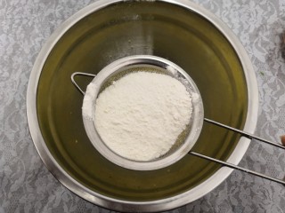 5、无油肉松蛋糕卷,把低筋面粉，倒入筛中