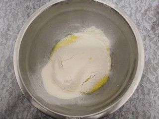 6、无油肉松蛋糕卷,过筛的低筋面粉，倒入蛋黄糊中