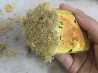 22、无油肉松蛋糕卷,蛋糕卷的两端，抹上沙拉酱，再粘上肉松