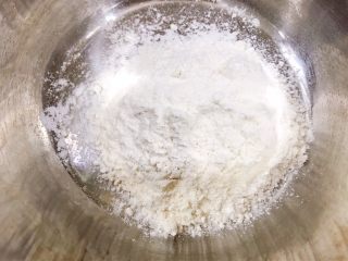 1、广式马拉盏,盆里加入低筋粉