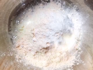 4、广式马拉盏,加入泡打粉搅拌均匀