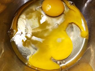6、广式马拉盏,盆里加入2个鸡蛋和10克清水