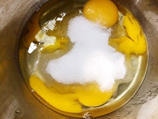 7、广式马拉盏,加入细砂糖，搅拌至砂糖融化
