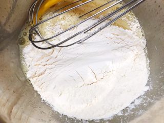 8、广式马拉盏,放入过筛的粉类材料