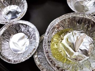 12、广式马拉盏,锡纸托里倒入油，把每一个锡纸托里都滚上一圈油