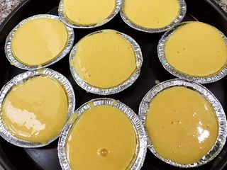 13、广式马拉盏,倒入蛋糊，倒满