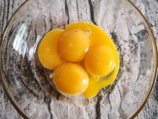 3、肉松小贝,蛋黄分离